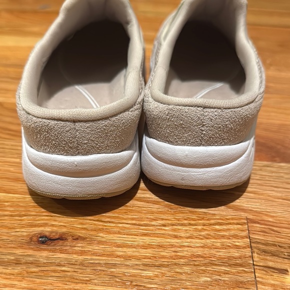 Easy Spirit Beige Slip-On Shoes size 7 - Picture 4 of 10